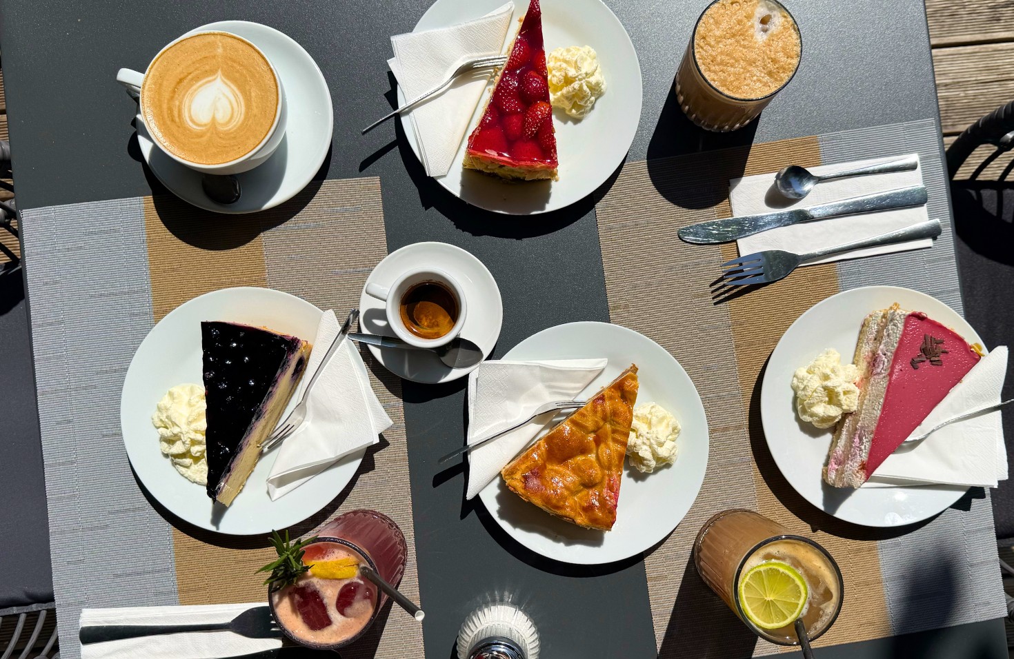 Café Flor Kuchen und Kaffee auf Außentisch